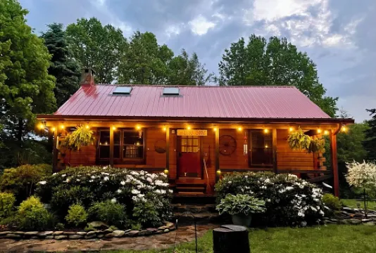 Wind Song: Charming Log Cabin In a Private Neighborhood. 10 Min From Downtown BR