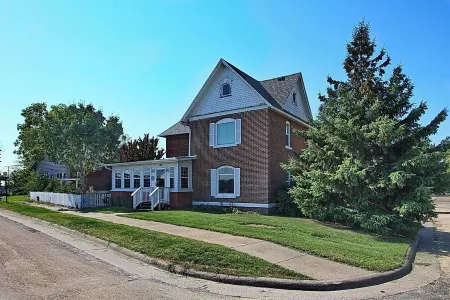 Riverside cozy 4-bedroom house in charming Sabula with WiFi, AC