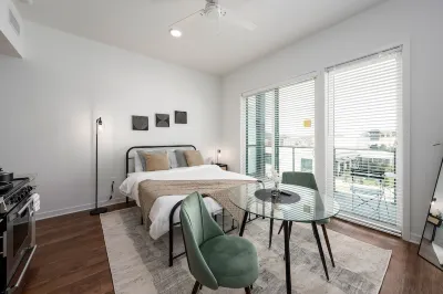 Cozy Studio Getaway in DT Bham l Private Balcony