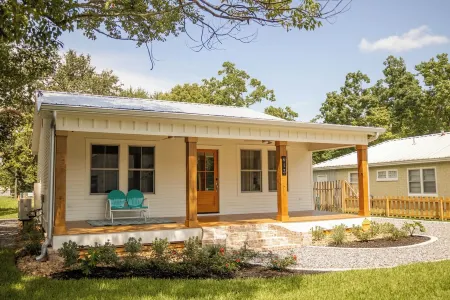 Mother's Place - perfect location in Ocean Springs. Walk to downtown & beach!