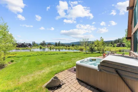 The Chalet @ BHOTR-Luxurious mtn getaway w/hot tub on back patio