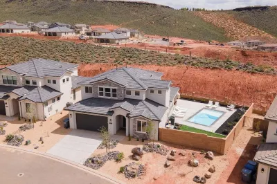 Red Rock Haven - NEW Private Pool, putting green, & more. Perfect family retreat