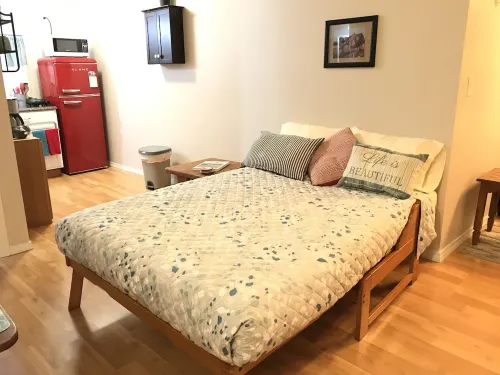 Stay with goats! Hotels in Marietta-Alderwood