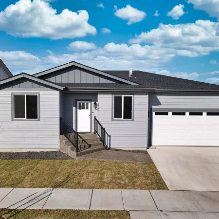 Modern Spacious Family Home w/ Hot Tub & Fire Pit