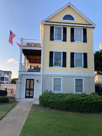 BEAUTIFULLY DECORATED ~ CLOSE TO THE BEACH ~ 5 BEDROOM/4 BATH