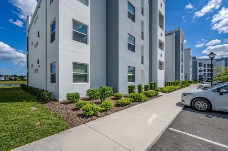 Fabulous 3 br Storey Lake condo-Walk to FREE Water Park!