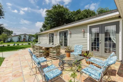 Charming Bay House, Located Off Ocean Dr, Porches & Large Gardens