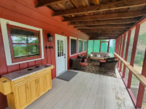 Newly remodeled, multifunctional, secluded retreat w/ views of Mississippi River