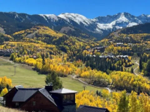 Exceptional Ski Resort Access and Views in Private 4 Bedroom Home