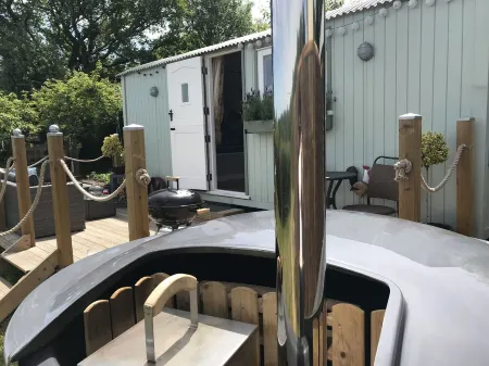 Large New Forest Shepherds Hut and Scandinavian Hot Tub with hydro massager <br><br>