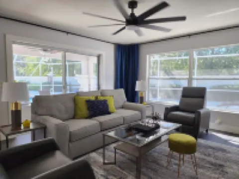 The Coconut Courtayrd-Private Pool& Tiki Hot Tub-Minutes from Fun-Walk 2 Golf Hotels in The Villages