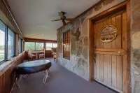 Authentic Ranch Home on 650 Acres with Peace and Tranquility - 3 tähden
