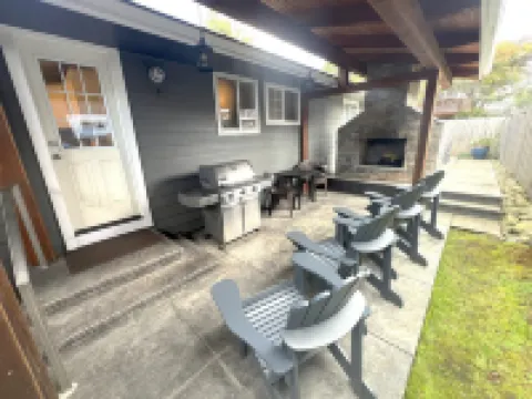 Sea La Vie - Just one block to beach and close walk to downtown!