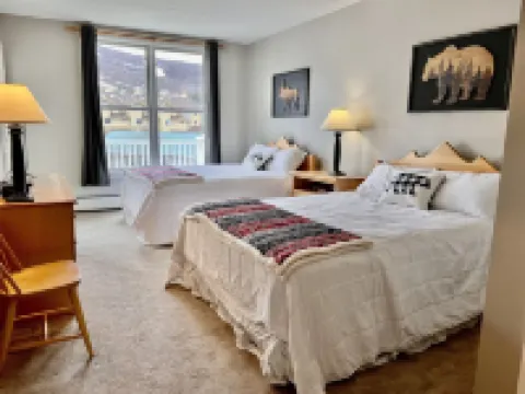 Mountain & sunset views from balcony! Heated pool/spas, walk to lifts & village! Hotels in Stratton Mountain