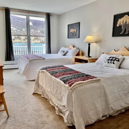 Mountain & sunset views from balcony! Heated pool/spas, walk to lifts & village!