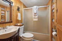 Romantic Hot Tub Cabin-King Bed • Private Porch • 10 Min Dollywood