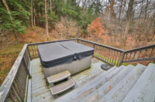 Hungry Hollow Hideaway - escape to this modern cabin on 15 acres