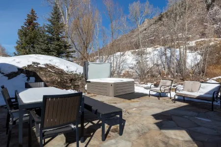 Minturn River Cabin with Hot Tub and NEW Air Conditioning Отели в г. Минчерн