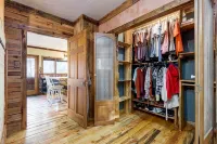 Farmhouse Cabin * Secluded 2.5 acres * Pet Friendly