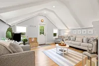 Shore Cottage - Coastal gem, a traveler favorite! Outdoor patio, central AC.