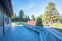 Sleeps up to16! Family Friendly! Newly Renovated, steps from the Golf Course!