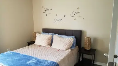 HEATED POOL and 2   Jacuzzis <br> . Fully renovated gorgeous house fully equipped Hotels near Target