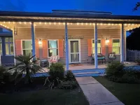 Full Beach House - 3 Kings 3 Baths- 3-5 Min Walk to Beach - Sleeps 10 - บังกะโล