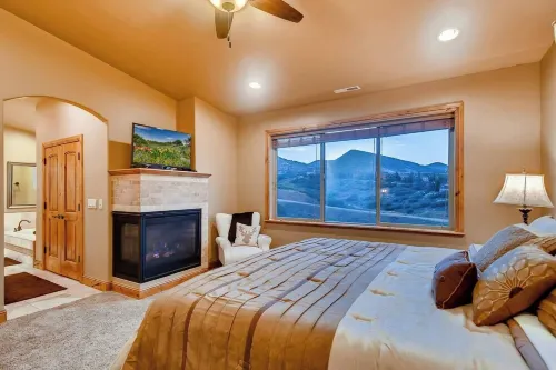 “Perfect Winter Escape” Hot Tub, Ski Slopes, and Scenic Views Await You!