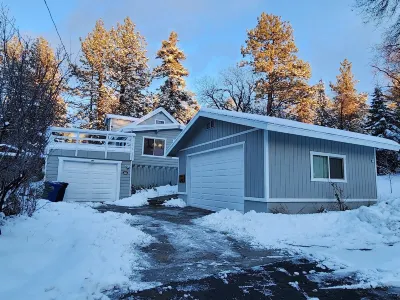Moonridge Family Lodge, Sleeps 8, Pool Table, Minutes to Lake and Slopes Hotels near Baldwin Lake Ecological Reserve