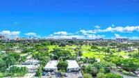 Beach Unit! Walk To Beach & Shops / Restaurants!