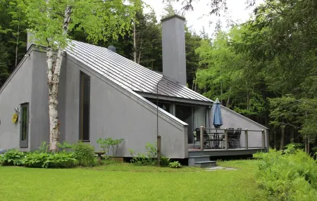 Falcon House: VT Modern Chalet w/Sauna on 25 Acres - Hike - Bike to Village Отели рядом с достопримечательностью «AT trailhead Woodstock VT»