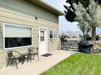 YEAR ROUND, a Cozy Studio for 2, Overlooking the Historic Yellowstone Arch