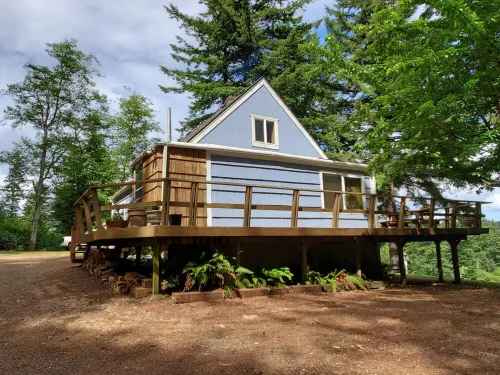 Quiet, Pet-Friendly Home with a View of the Yaquina Bay Minutes to the Coast!