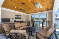 Lakefront Home on Metcalf Bay, Sunset Views, Private Beach and deep Water Dock - ติดทะเล