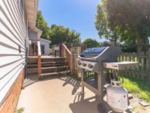 Superb British Colonial holiday home, greenhouse, outdoor deck, tropical garden Hotels in Barboursville