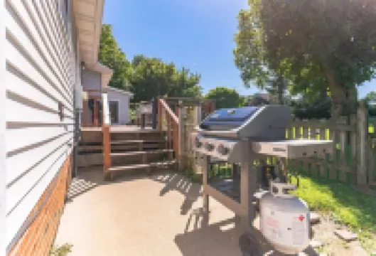 Superb British Colonial holiday home, greenhouse, outdoor deck, tropical garden