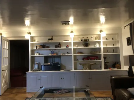 Cozy Carriage House on a Private Historic Estate- one of a kind American gem Отели рядом с достопримечательностью «Crown Plaza»