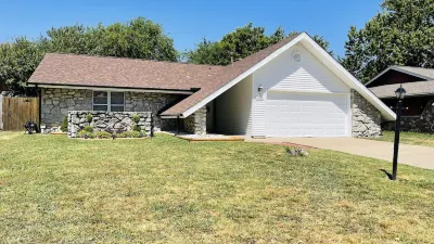 Welcome to Innovators Home Tulsa Fenced Backyard Pets Welcome! Hotels in South Tulsa - Woodland Hills