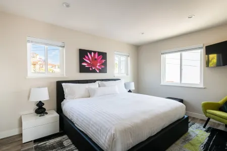 NEW WATER VIEW FAMILY Villa AC Deck HOT TUB GRILL FIRE PIT onsite free parking!!