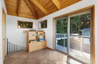 Amazing panoramic views and deck to watch from