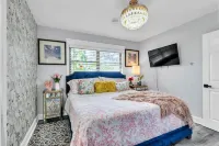 HotPool 5Bdr 3Bath Home, 3.5 Miles to the Beach Small Events Welcome