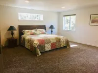 Magnificent Creater Road Retreat with 6 bedrooms and 3 bathroom on 1.2 acres. Hotels in Deschutes River Woods