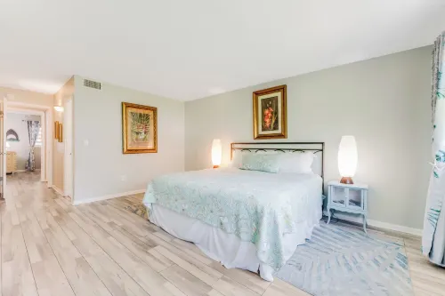 King bed ,oversized parking, ocean views monthly discounts