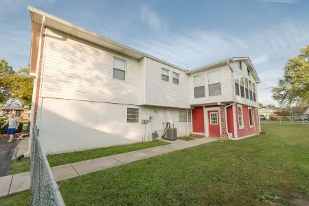 ROOMY!, pet friendly, fenced backyard.