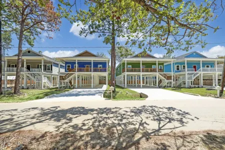 Experience Kemah in Luxury!Gorgeous, custom, brand new 3 bedroom with 3.5 baths