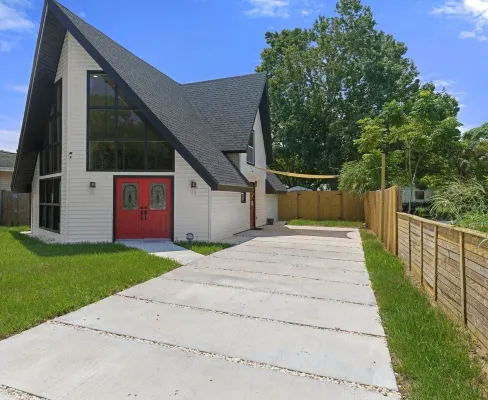 Coastal family gaming retreat with pool table, hot tub, arcades - pet welcome