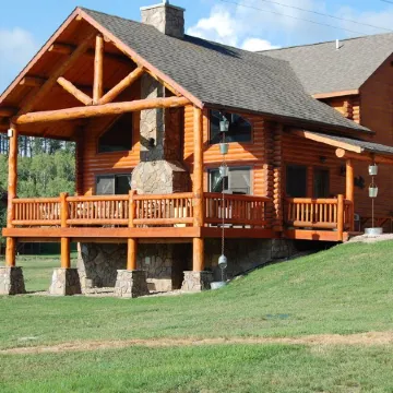 Escape into the countryside. Spacious log home.