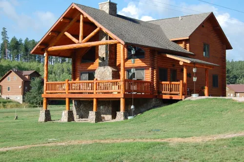 Escape into the countryside. Spacious log home.
