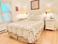 Cozy Lakeside Cottage.... with access to a private beach!