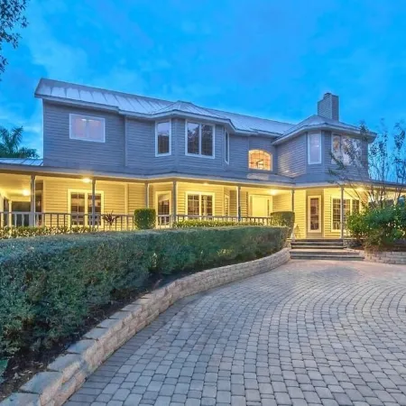 Shangri-La ♛ Private Waterfront Resort Sleeps 30 • 3 Acres •Mega Pool•Game House